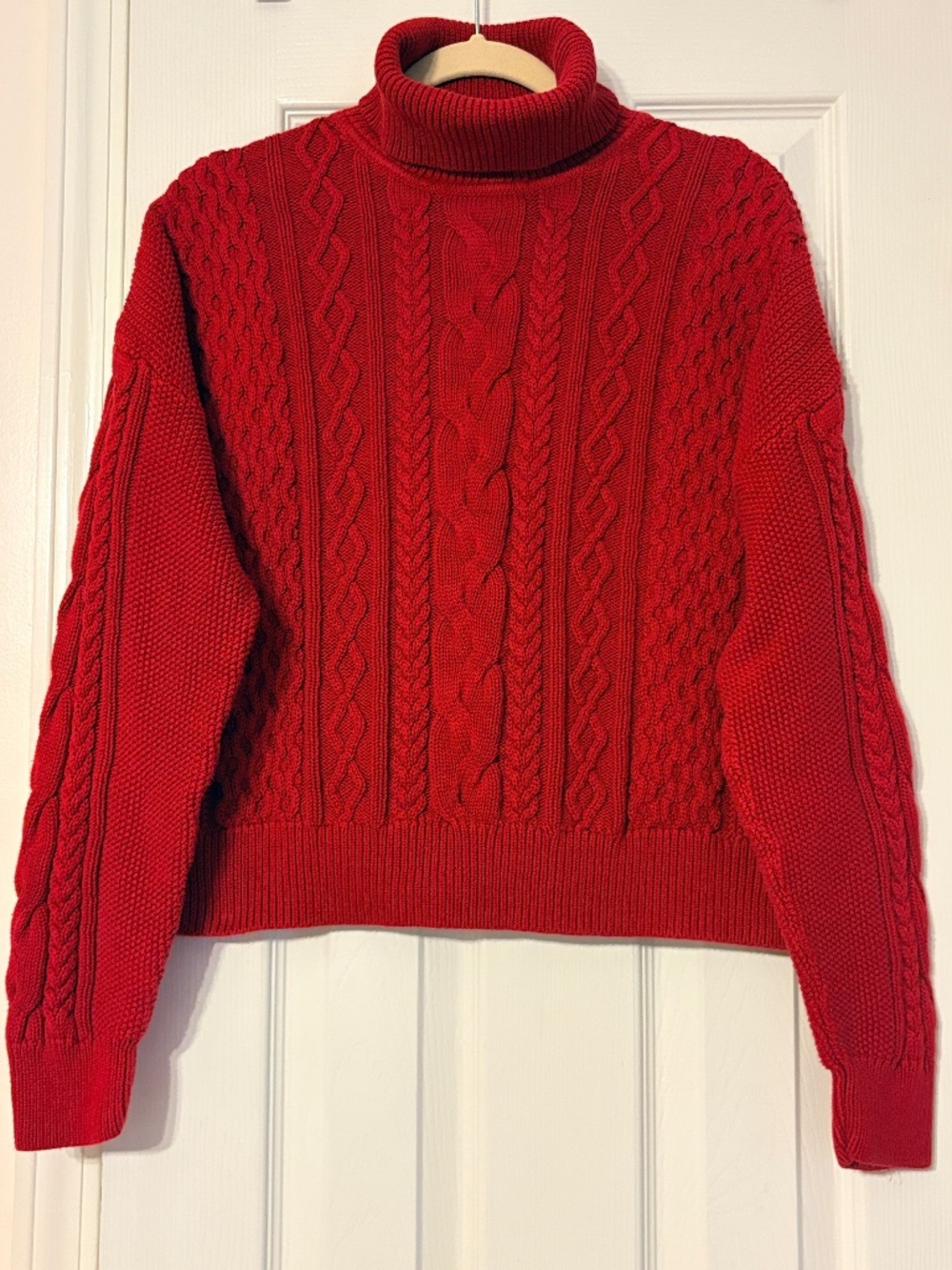 Cap cable-knit turtleneck sweater.